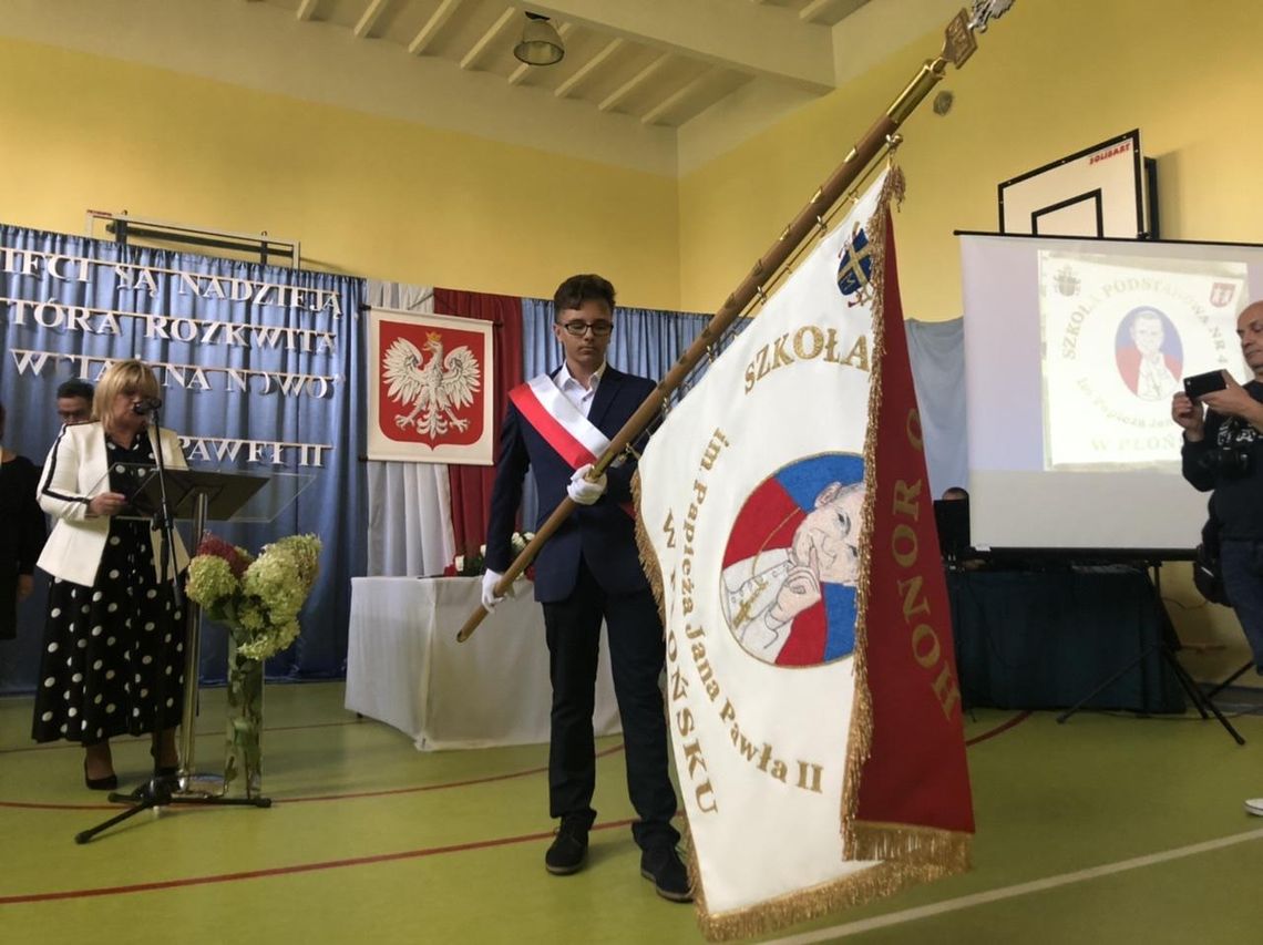 Rozpoczęcie roku w Szkole Podstawowej nr 4 w Płońsku. Placówka z nowym sztandarem!