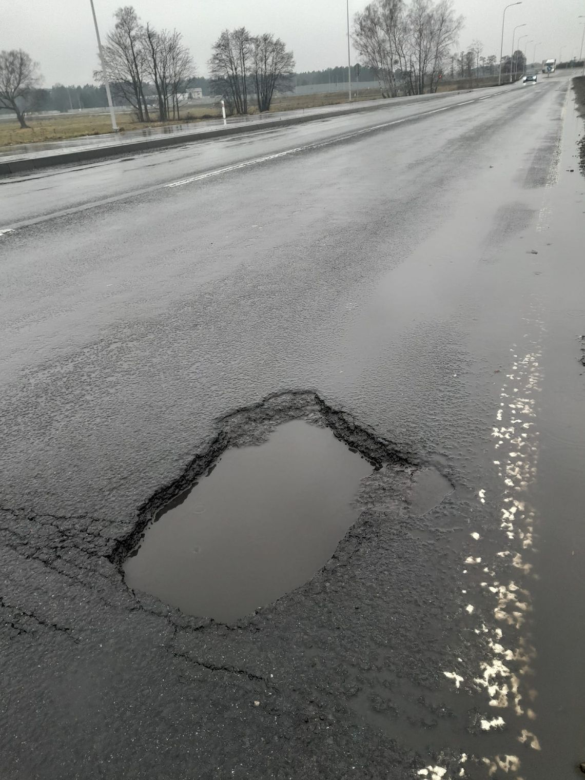 Rozpoczęło się łatanie dziur. Trasa Ciechanów-Glinojeck jak szwajcarski ser