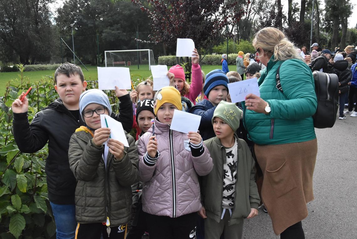Rozwiązywali zagadki i wykonywali ćwiczenia w ramach gry terenowej Rozwiązywali zagadki i wykonywali ćwiczenia w ramach gry terenowej