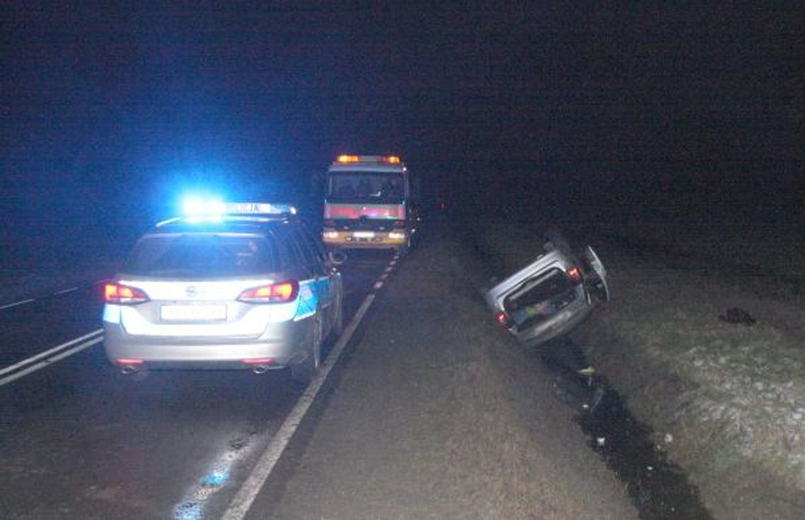 Samochód dachował. Wszyscy byli pijani