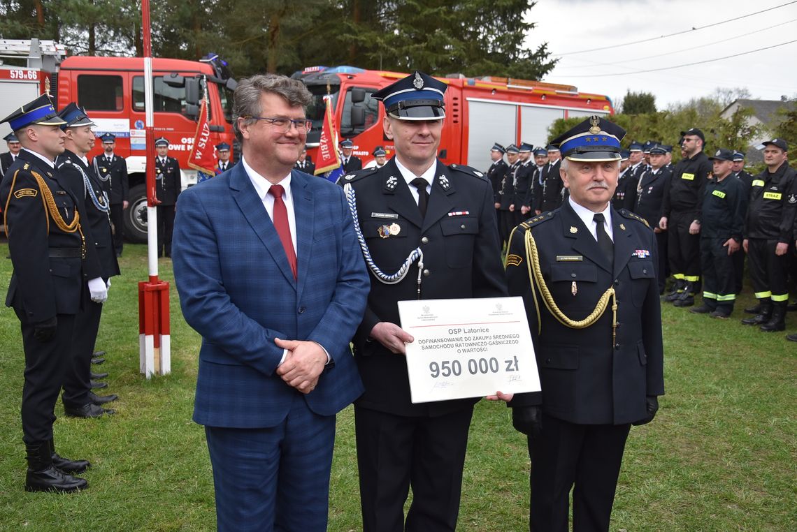 Samochód dla druhów z Karolinowa. OSP Latonice z promesą