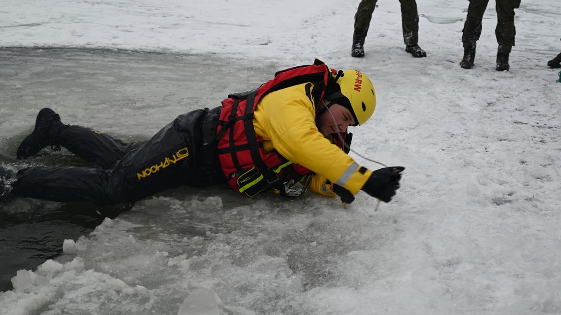 Saperzy i służby ćwiczyli nad Narwią. Symulacja zagrożenia Saperzy i służby ćwiczyli nad Narwią. Symulacja zagrożenia