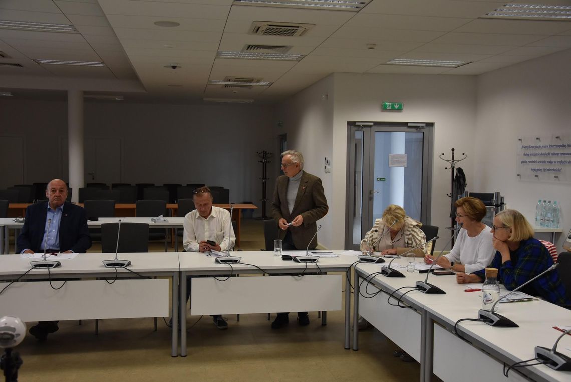 Senioralnia pod znakiem zapytania Senioralnia pod znakiem zapytania