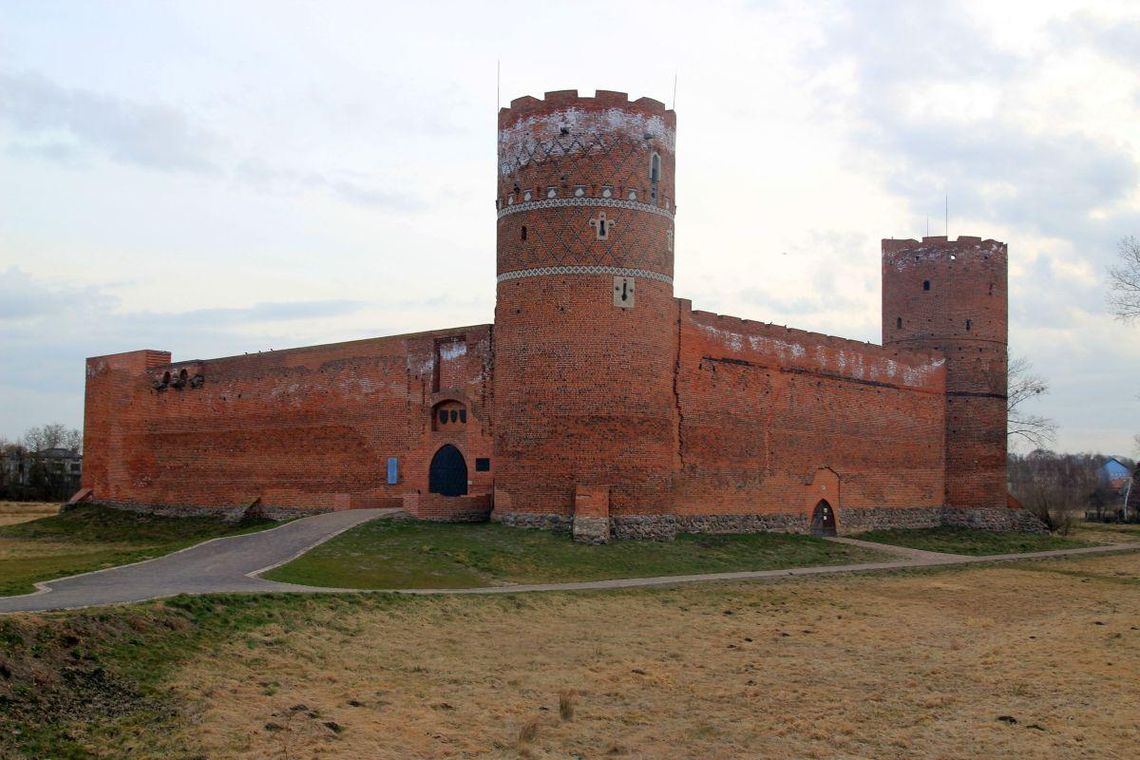 Skąd biały nalot na zamkowych basztach i murach? Dyrekcja wyjaśnia.