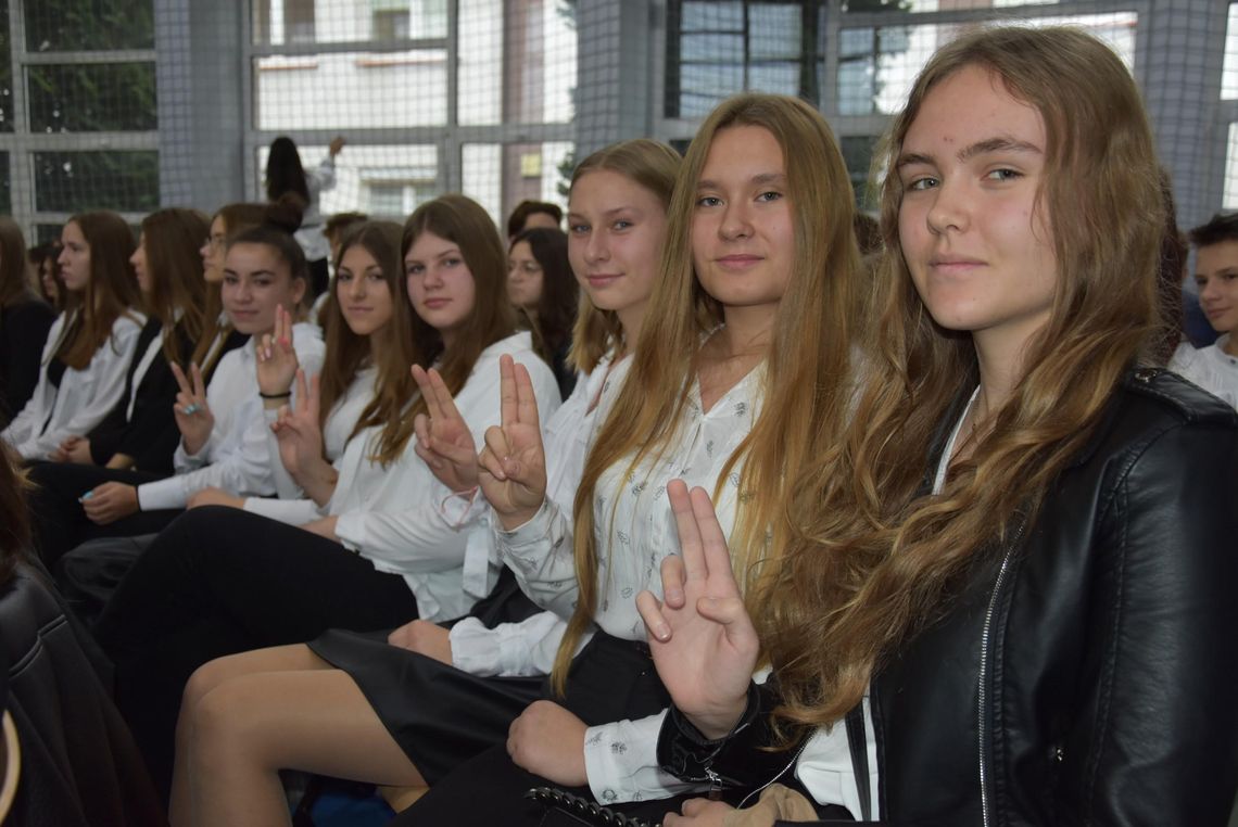 Ślubowali podczas Dnia Patrona. Uczniowie z „Rutek” już oficjalnie przyjęci do szkolnej rodziny Ślubowali podczas Dnia Patrona. Uczniowie z „Rutek” już oficjalnie przyjęci do szkolnej rodziny