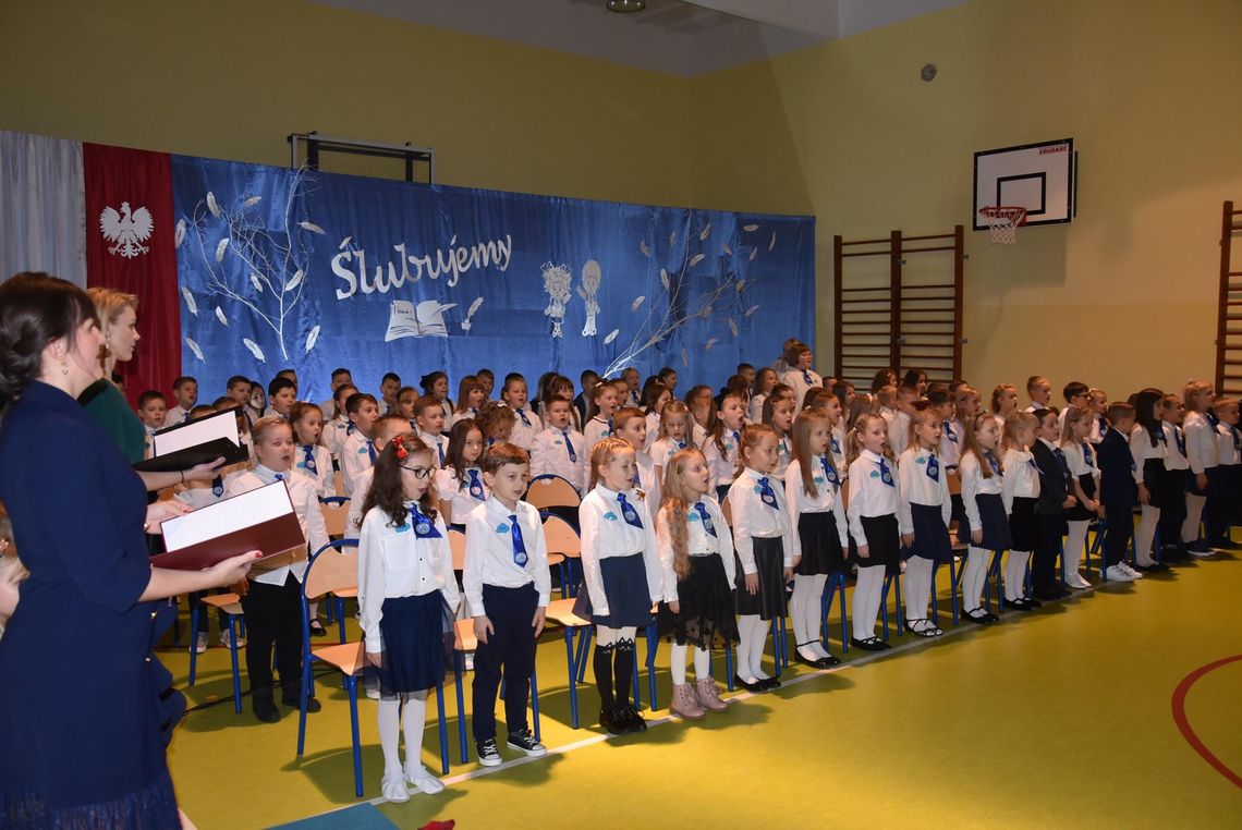 Ślubowanie klas pierwszych w Szkole Podstawowej nr 4 w Płońsku.