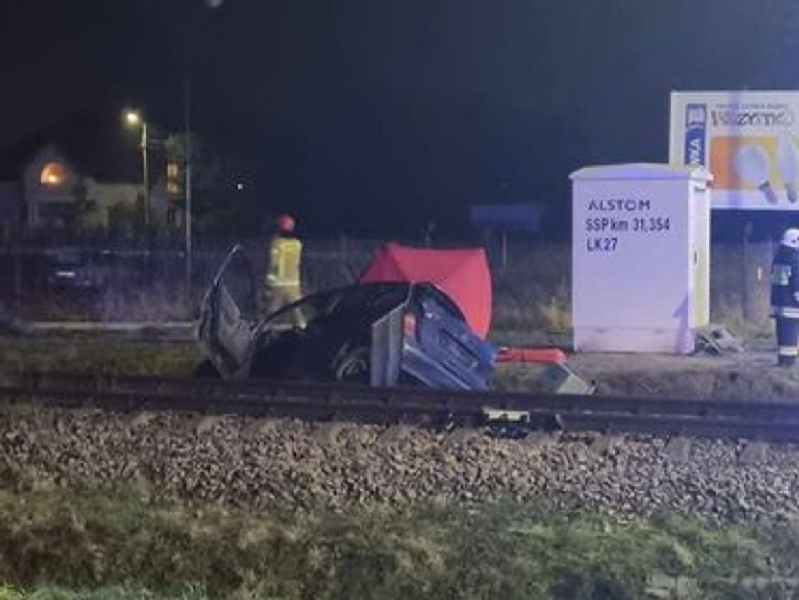 Śmiertelny wypadek na przejeździe kolejowym na ul. Szkolnej. Osobówka wjechała wprost pod szynobus