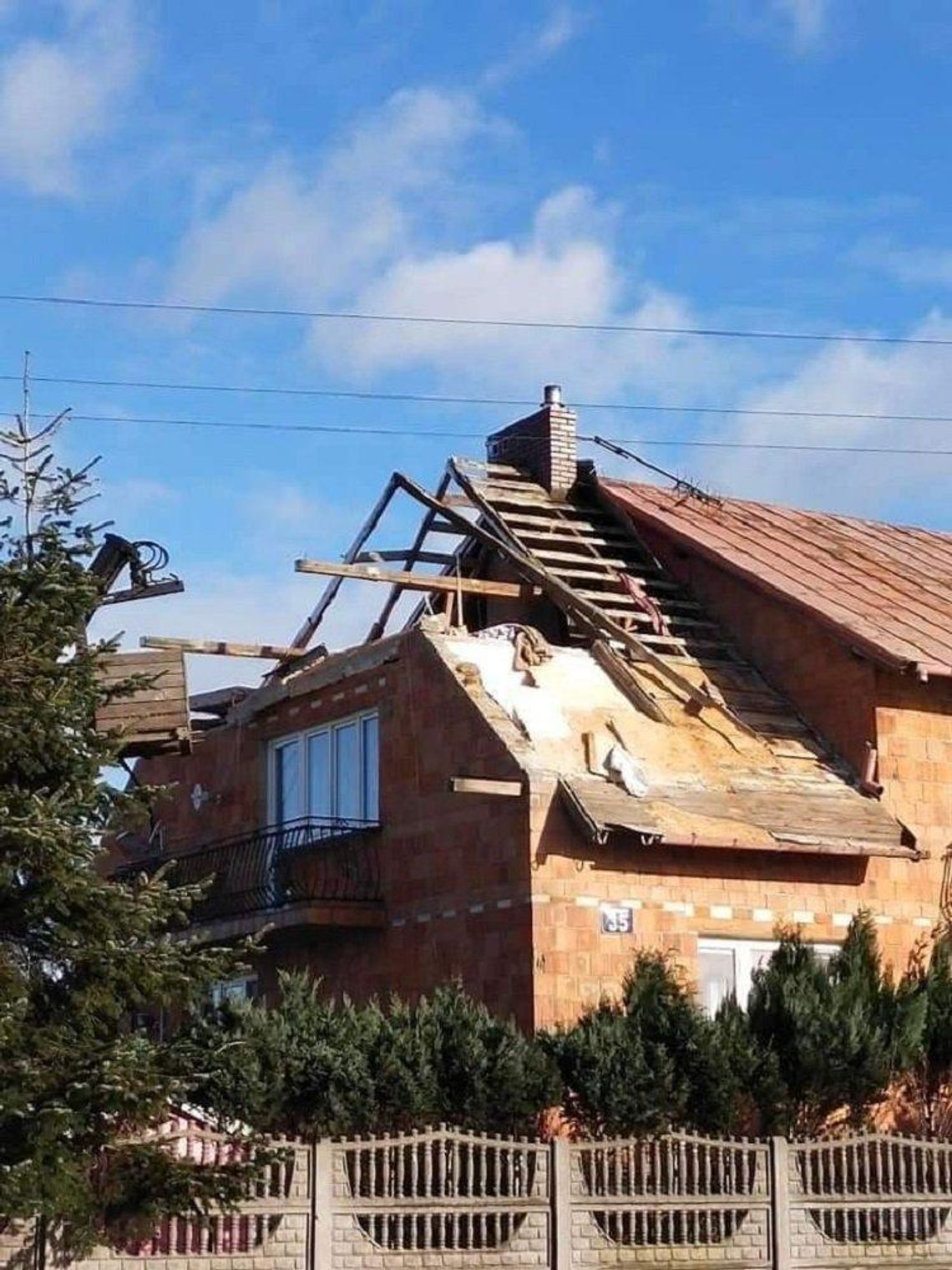 Śnieżna burza zniszczyła rodzinie dach. Potrzebna pomoc