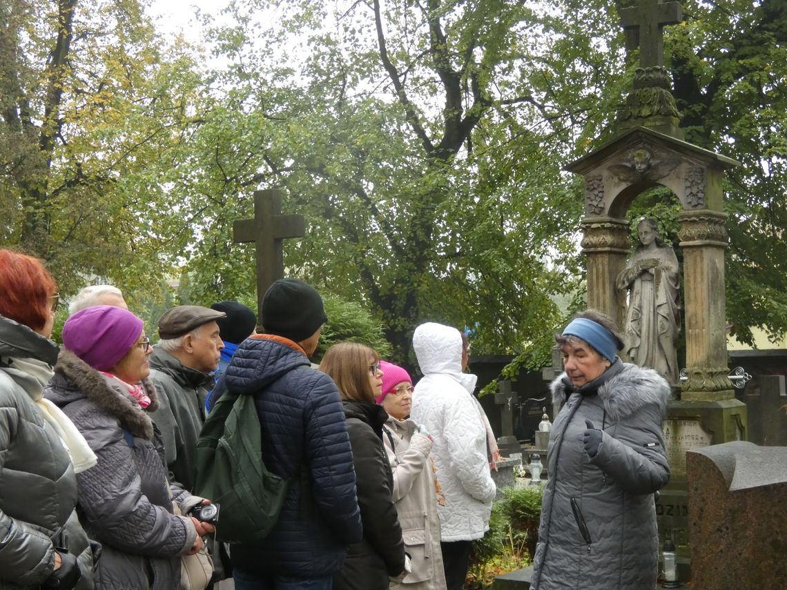 Spacerkiem po starym cmentarzu w Ciechanowie. Poznawali lokalną historię