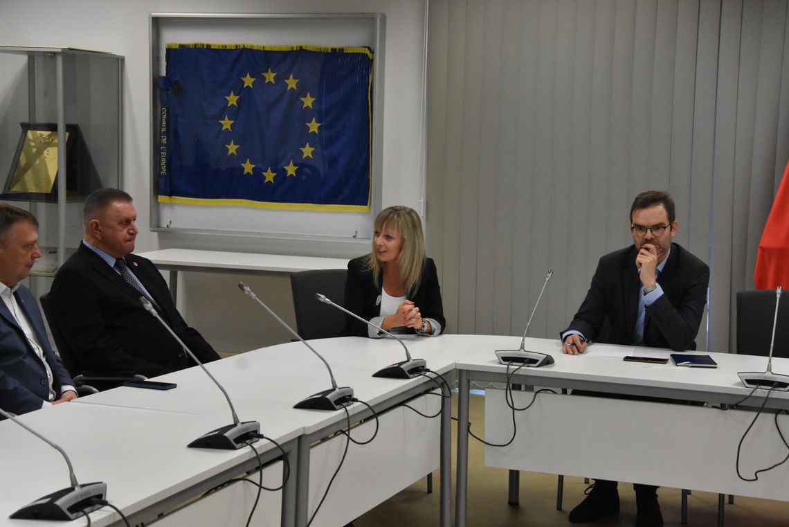 Spotkanie promujące pomoc osobom poszkodowanym w Strefie Gazy w płońskim Ratuszu