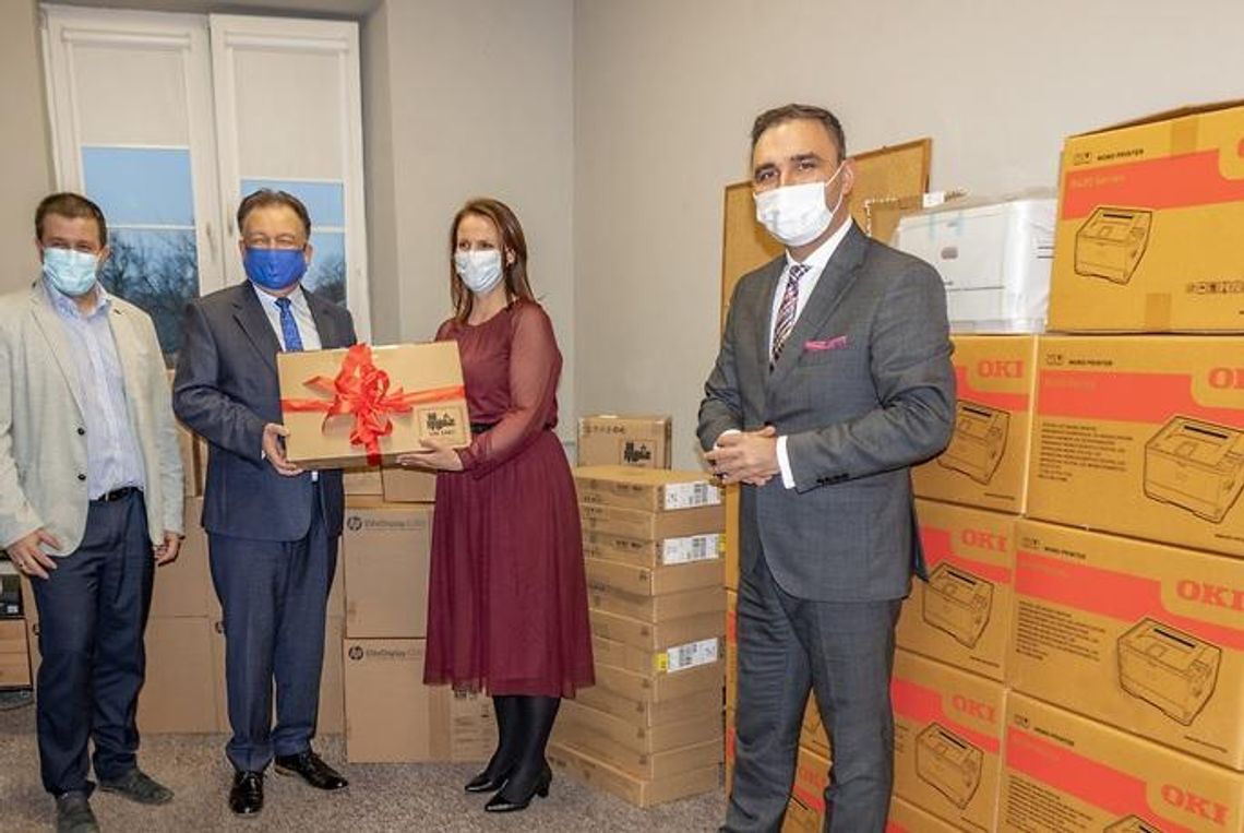 Sprzęt komputerowy trafił do szkoły w Zakroczymiu 