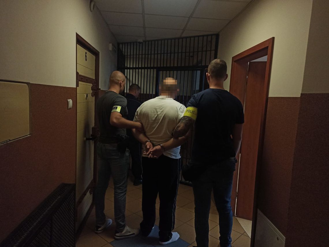 Staranowali drzwi autem, wybili szyby, zwinęli łup. Akcja policji po rabunku w płońskim markecie