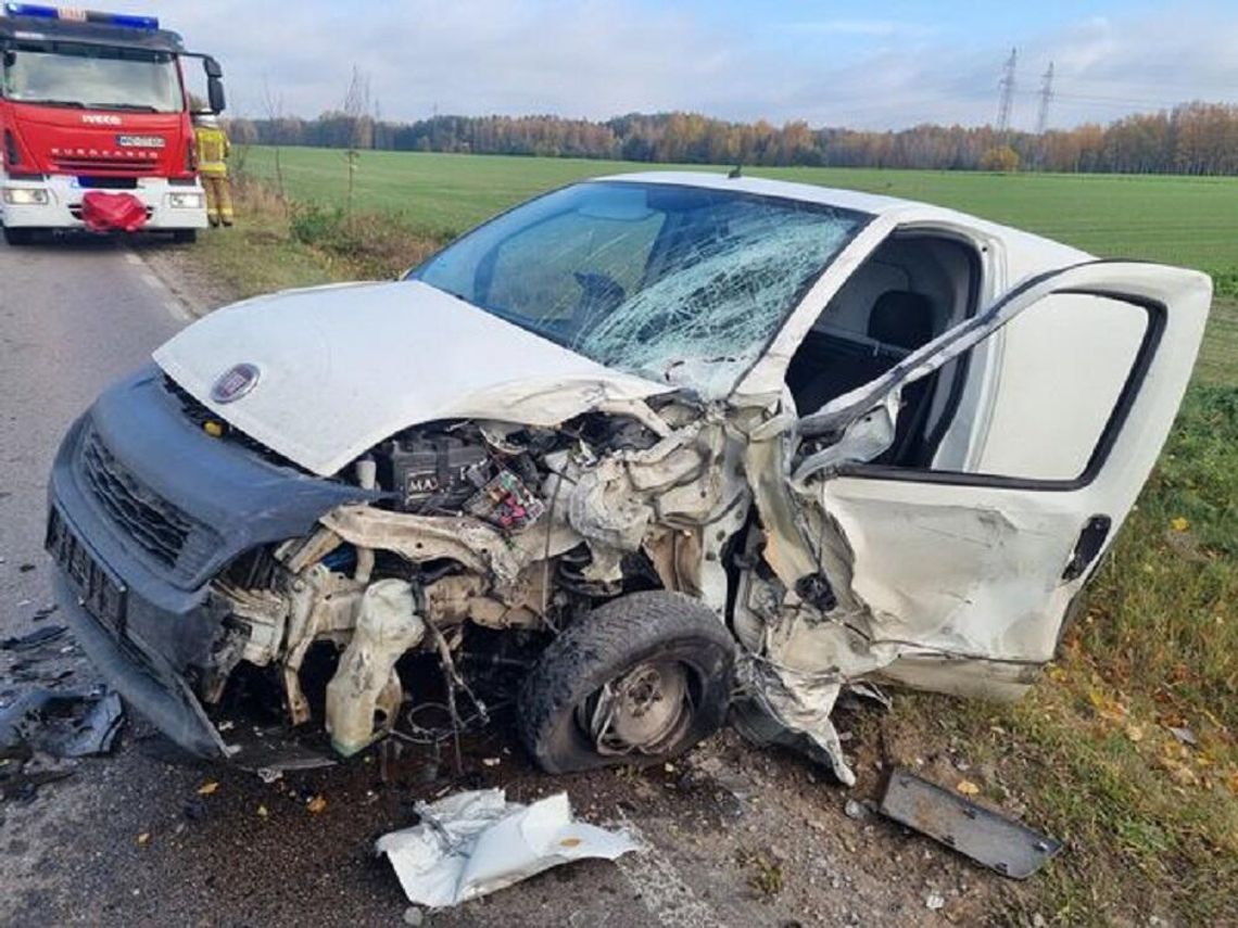 Stłuczka w Siennicy. Zderzyły się osobówka i bus