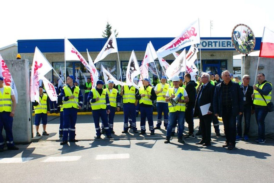 Strajk w fabryce papieru w Ciechanowie. Protestuje prawie pół tysiąca pracowników