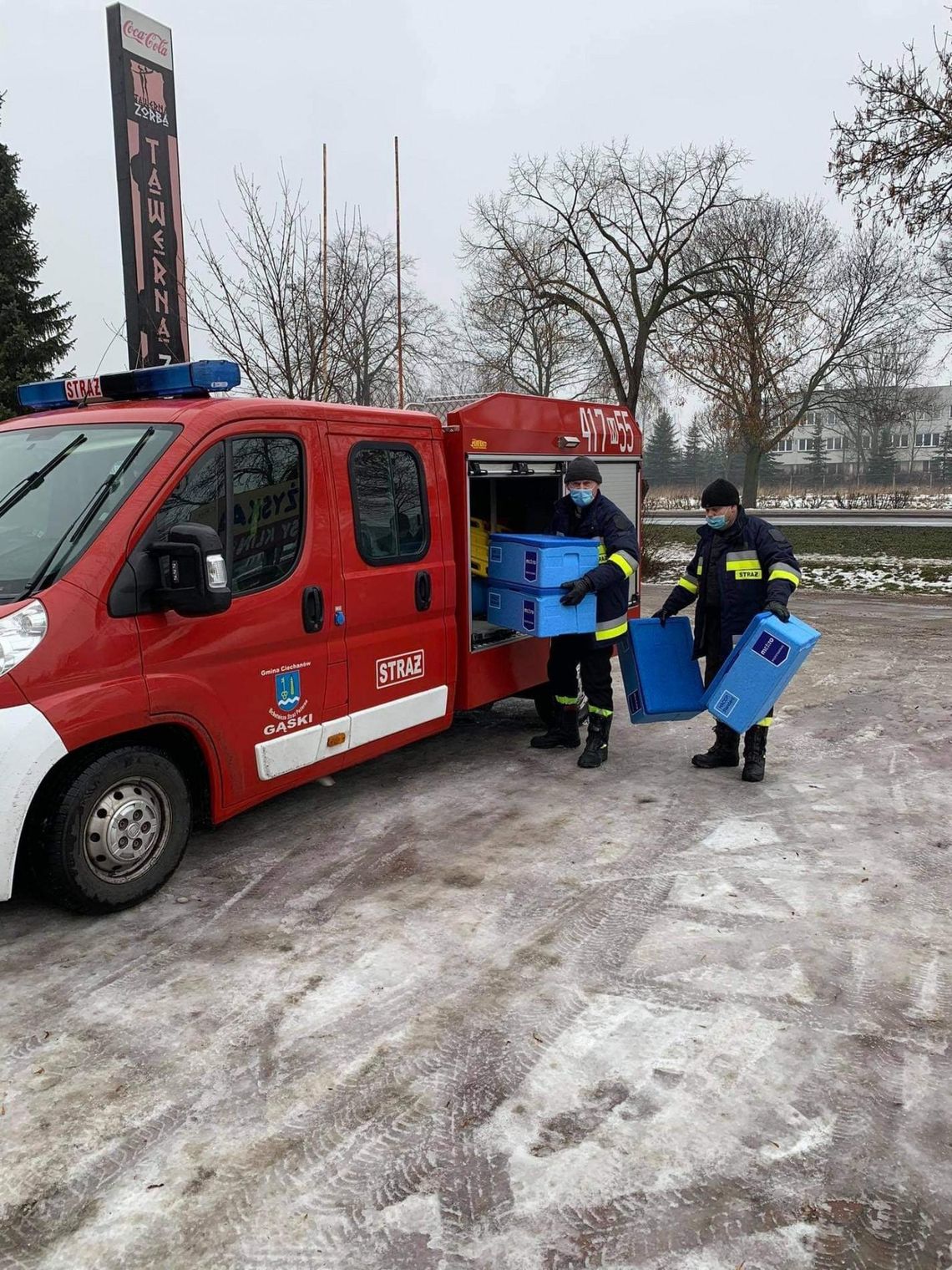 Strażacy z OSP Gąski pomagają rozwozić posiłki