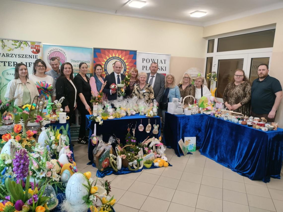 Stroiki, bombki i dekoracje. Kolejna edycja Kiermaszu Wielkanocnego w Płońsku