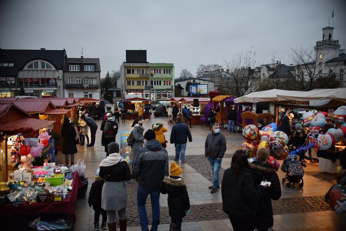 Świąteczny kiermasz przed ratuszem