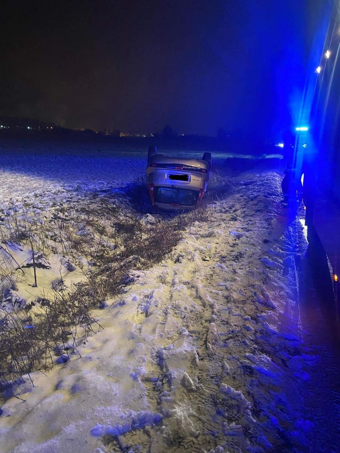 Sypnęło śniegiem. Paraliż drogowy w regionie, nadal w wielu miejscach ślisko