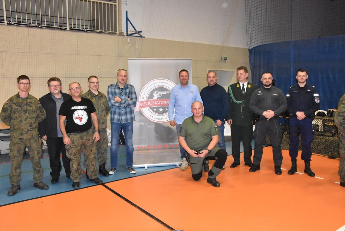 Takiej wystawy jeszcze nie było. Zlot miłośników broni w płońskim liceum