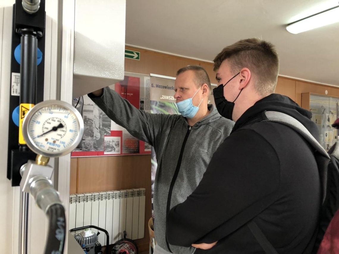 Targi pracy to nieodłączny element edukacji w szkołach branżowych. ZS1 zorganizowało spotkania z potencjalnymi pracodawcami