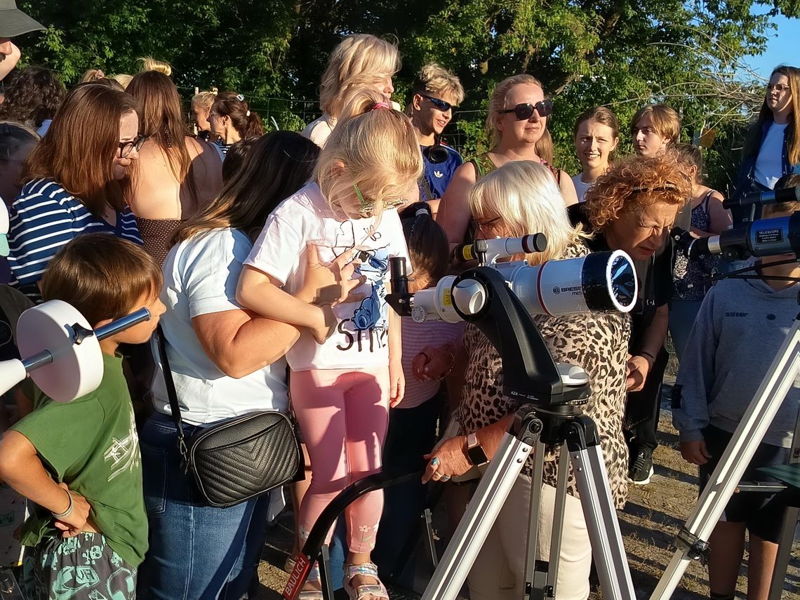 Tłumy na zaćmieniu Słońca i nocy spadających gwiazd w Płońsku Tłumy na zaćmieniu Słońca i nocy spadających gwiazd w Płońsku
