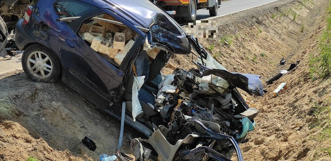 Tragiczny wypadek na krajowej ,,siódemce” pod Glinojeckiem. Dwie ofiary śmiertelne