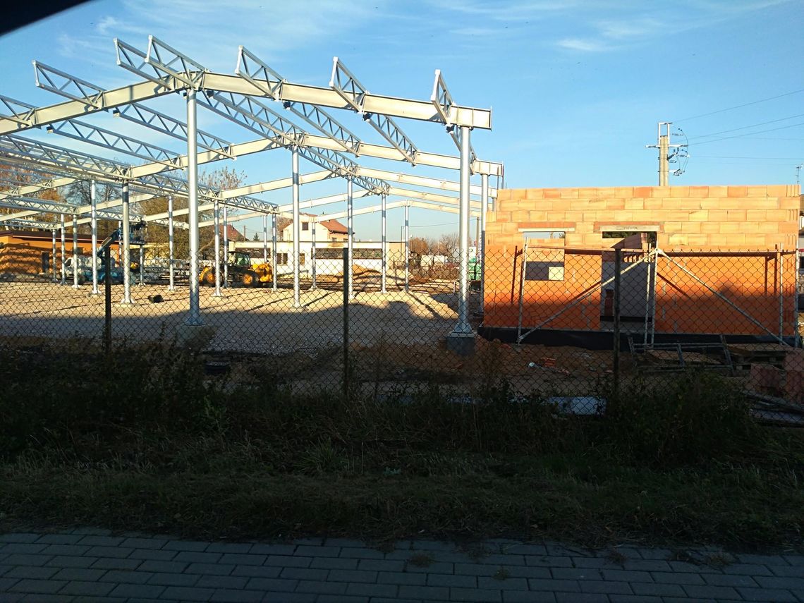 Trwa modernizacja małego targowiska Trwa modernizacja małego targowiska