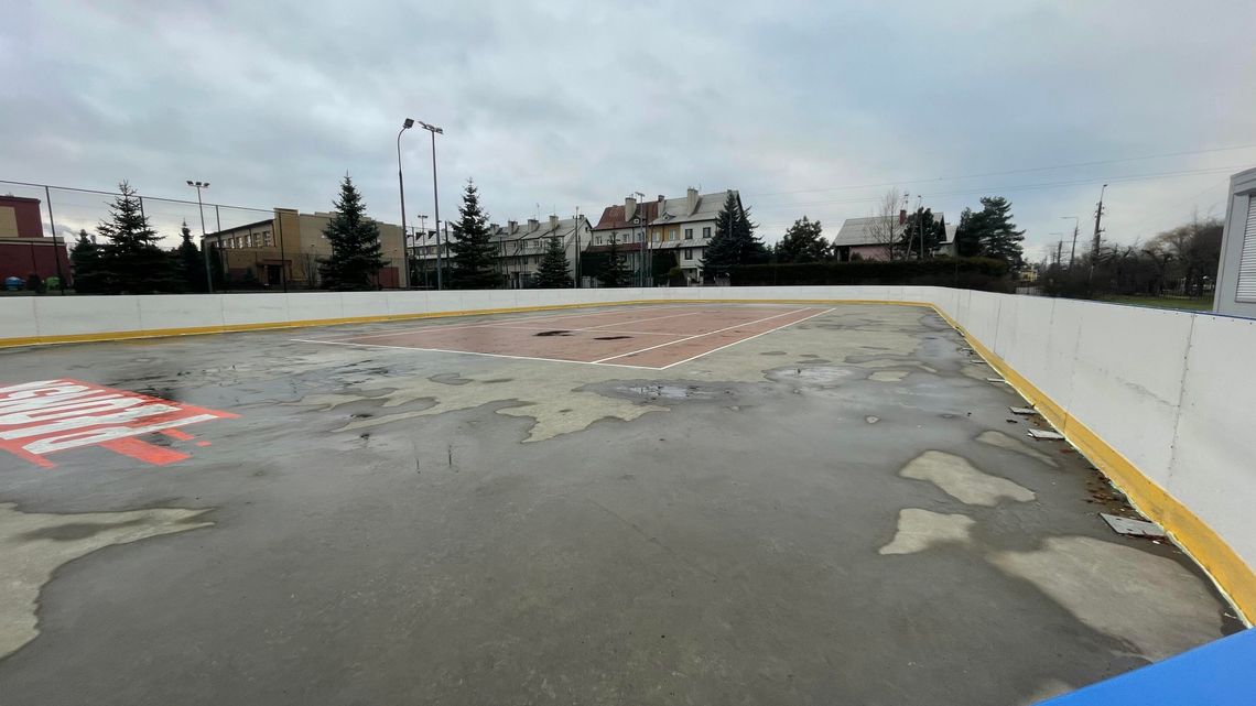 Trwają przygotowania do otwarcia lodowiska. MCSiR rozpoczął mrożenie tafli