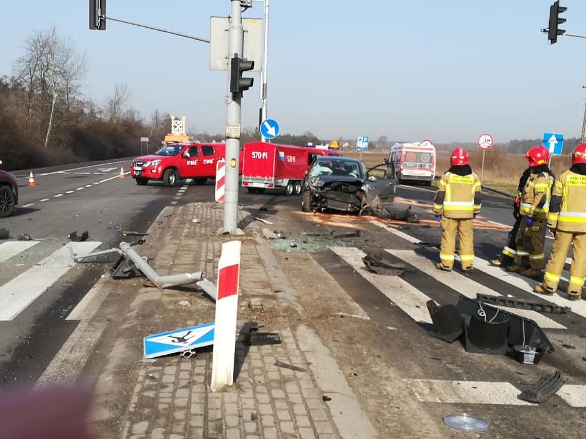 Trzy osoby przetransportowane do szpitala po zderzeniu pojazdów na DK7