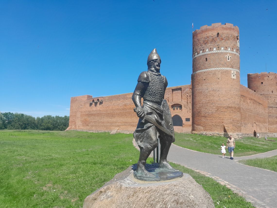 U podnóża Farskiej Góry w Ciechanowie pojawią się rzeźby rycerzy. Będzie ich już 7 w mieście