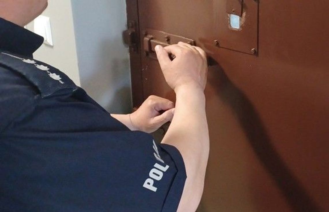 Uciekł przez pole, ukrył się w piwnicy. Poszukiwany zatrzymany, a jego siostra z zarzutami