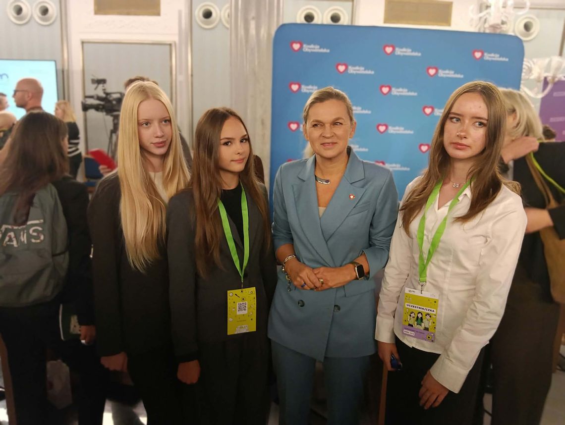 Uczennice SP Kamienica w ławach poselskich. Lena, Alicja i Lena reprezentowały powiat płoński Uczennice SP Kamienica w ławach poselskich. Lena, Alicja i Lena reprezentowały powiat płoński