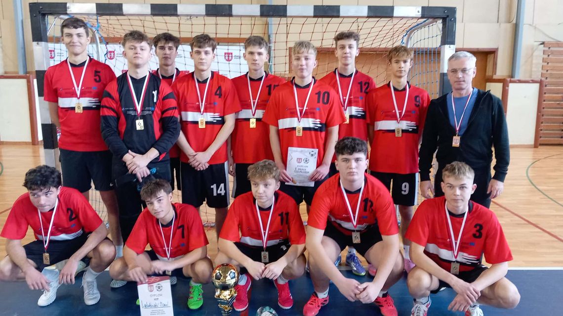 Uczniowie I LO halowymi mistrzami Płońska