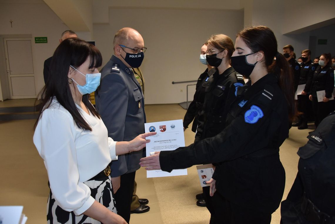 Uczniowie klas mundurowych awansowani na wyższe stopnie