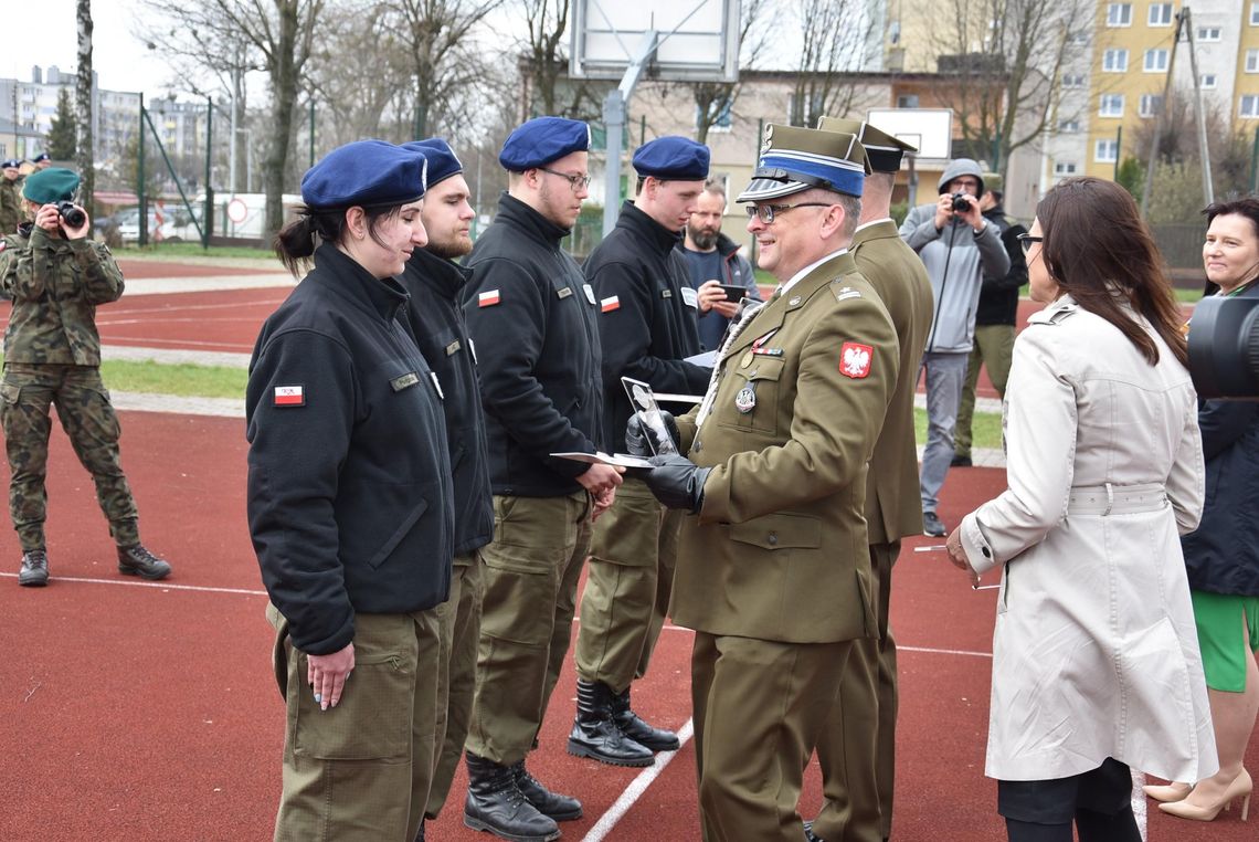 Uczniowie klas mundurowych odebrali certyfikaty