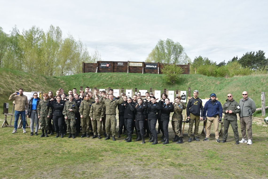 Uczniowie klas mundurowych strzelali w Szerominku