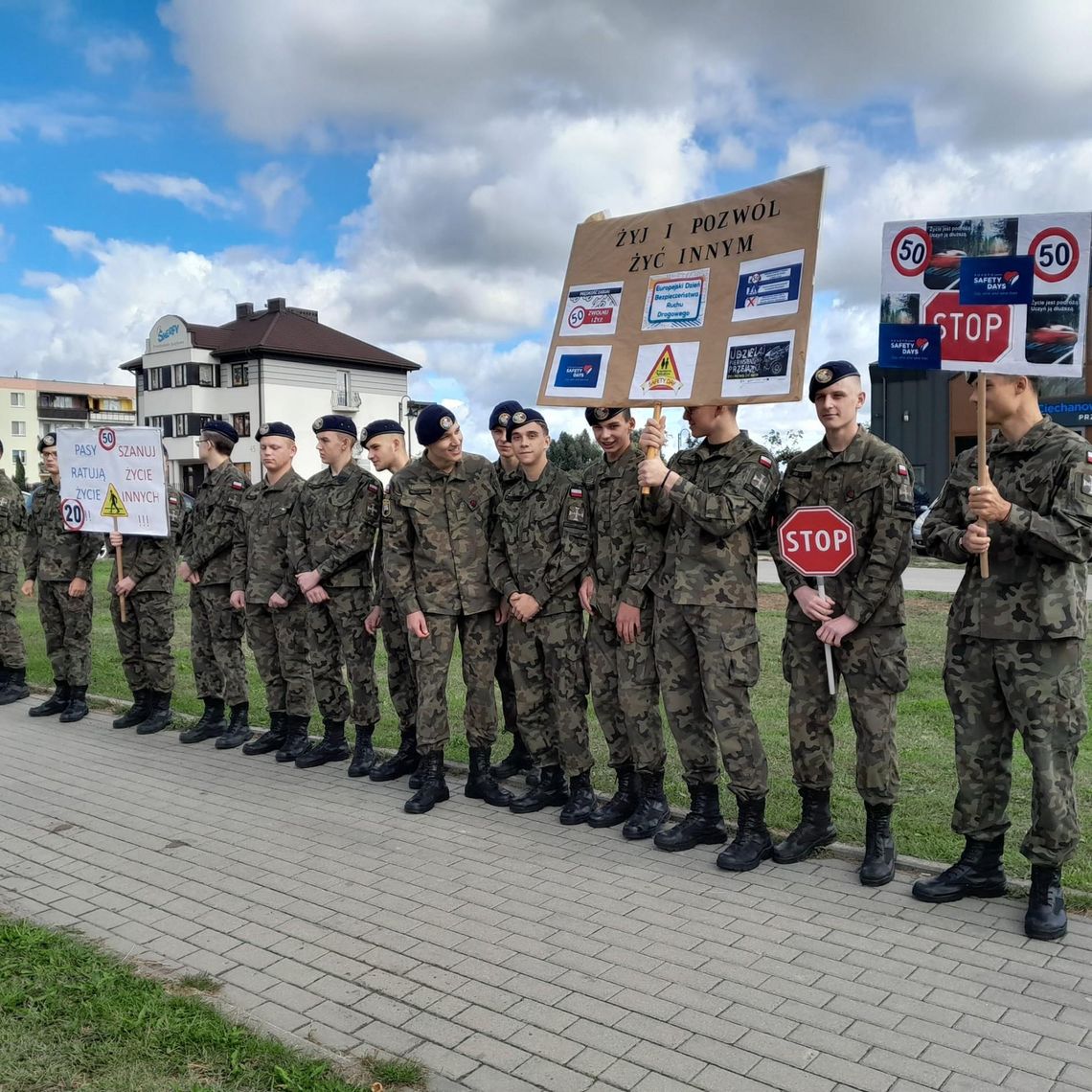 Uczniowie mundurowego liceum  w asyście policjantów ciechanowskiej drogówki wyszli z transparentami na ulice