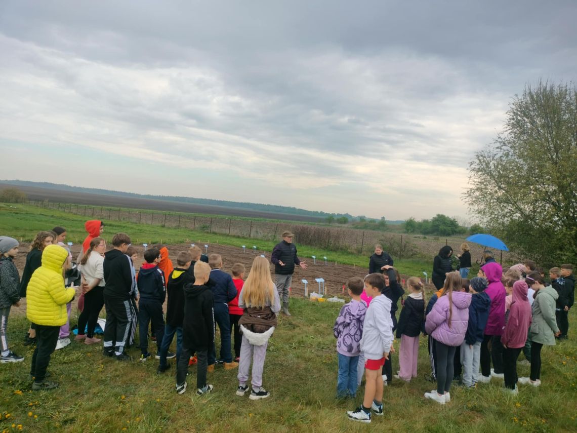 Uczniowie płońskich szkół poznali rolnicze ABC na Poświętnem