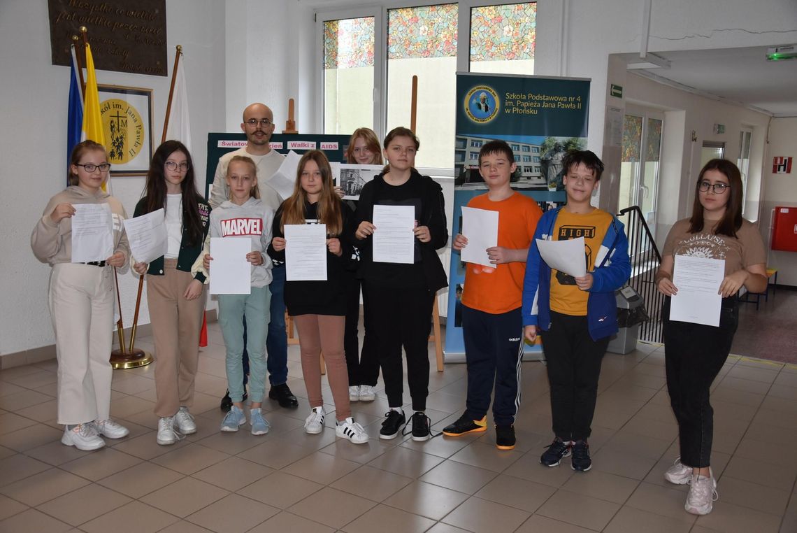 Uczniowie płońskiej czwórki zbierają makulaturę