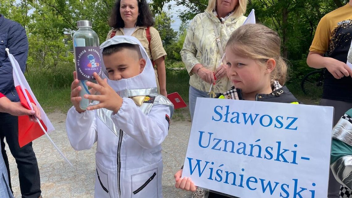 Uczniowie płońskiej "trójki" symbolicznie "dogonili astronautę"