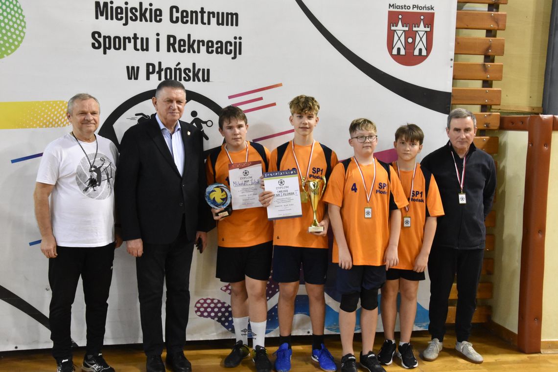 Uczniowie Szkoły Podstawowej nr 1 siatkarskimi mistrzami Płońska Uczniowie Szkoły Podstawowej nr 1 siatkarskimi mistrzami Płońska