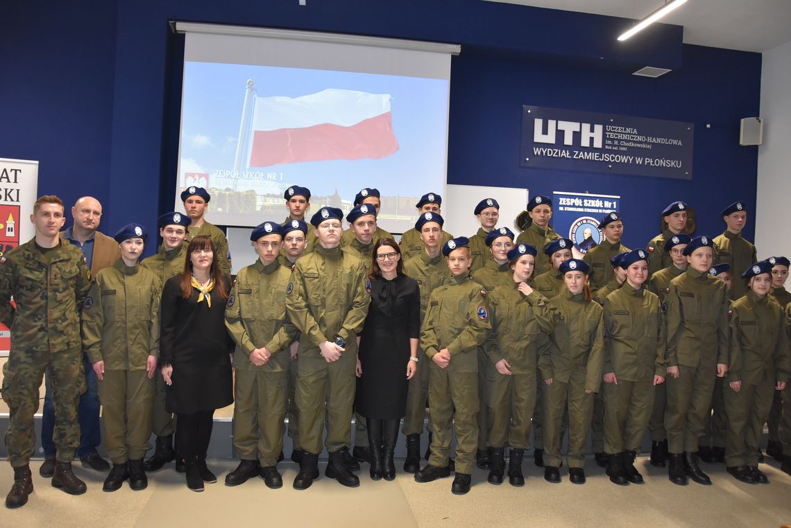 Uczniowie Zespołu Szkół nr 1 w Płońsku z mundurami od MON