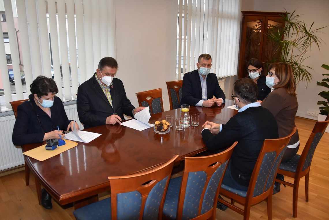 Umowa na dofinansowanie montażu windy w SP2 w Płońsku podpisana Umowa na dofinansowanie montażu windy w SP2 w Płońsku podpisana