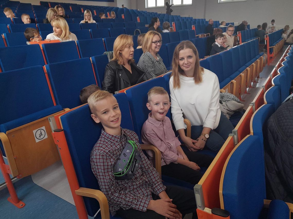 Uniwersytet Dziecięcy rozpoczął rok akademicki. Najmłodsi studenci odebrali swoje indeksy Uniwersytet Dziecięcy rozpoczął rok akademicki. Najmłodsi studenci odebrali swoje indeksy