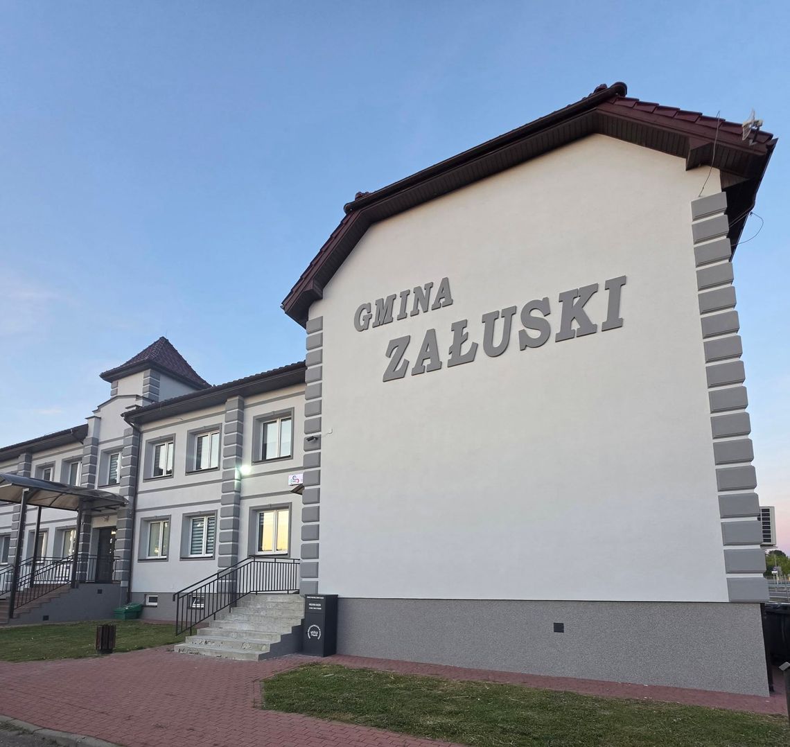 Urząd w Załuskach z nową elewacją. Będzie też zegar i winda dla osób z niepełnosprawnościami Urząd w Załuskach z nową elewacją. Będzie też zegar i winda dla osób z niepełnosprawnościami