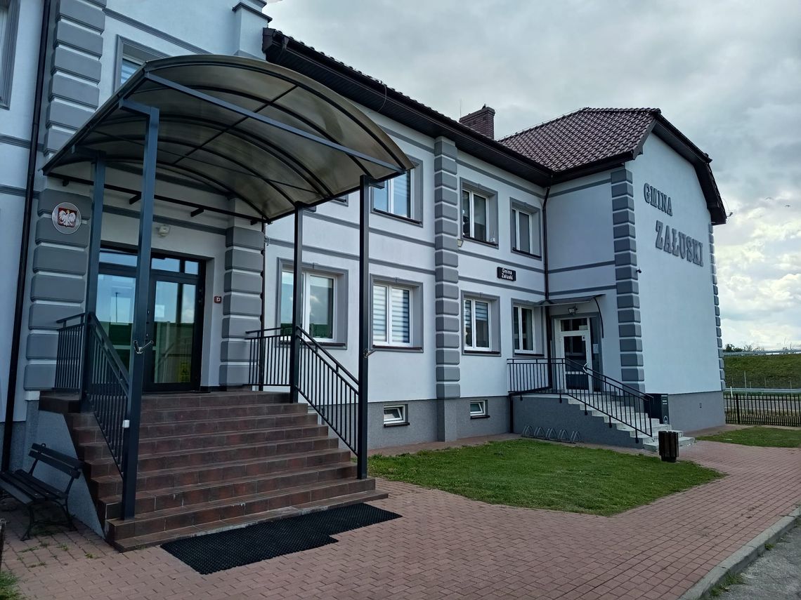 Urząd w Załuskach z nową elewacją. Będzie też zegar i winda dla osób z niepełnosprawnościami Urząd w Załuskach z nową elewacją. Będzie też zegar i winda dla osób z niepełnosprawnościami