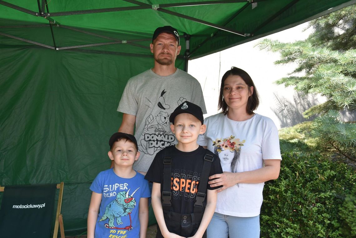 Uśmiech dzieci dla Frania i Stasia pośród motocykli i samochodów Uśmiech dzieci dla Frania i Stasia pośród motocykli i samochodów