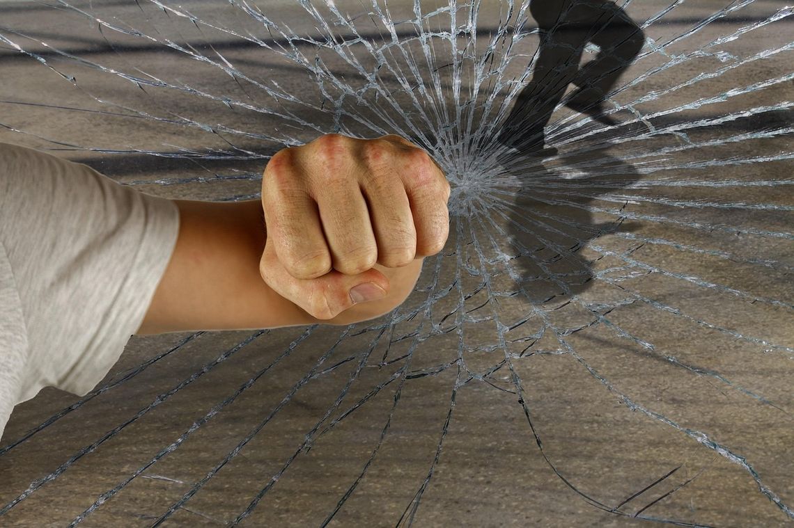 Uszkodził ogrodzenie i powybijał szyby. Grozi mu 5 lat więzienia