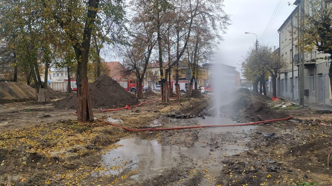 Uszkodzona rura gazociągu w centrum Nasielska. Ewakuowano ludzi z domów