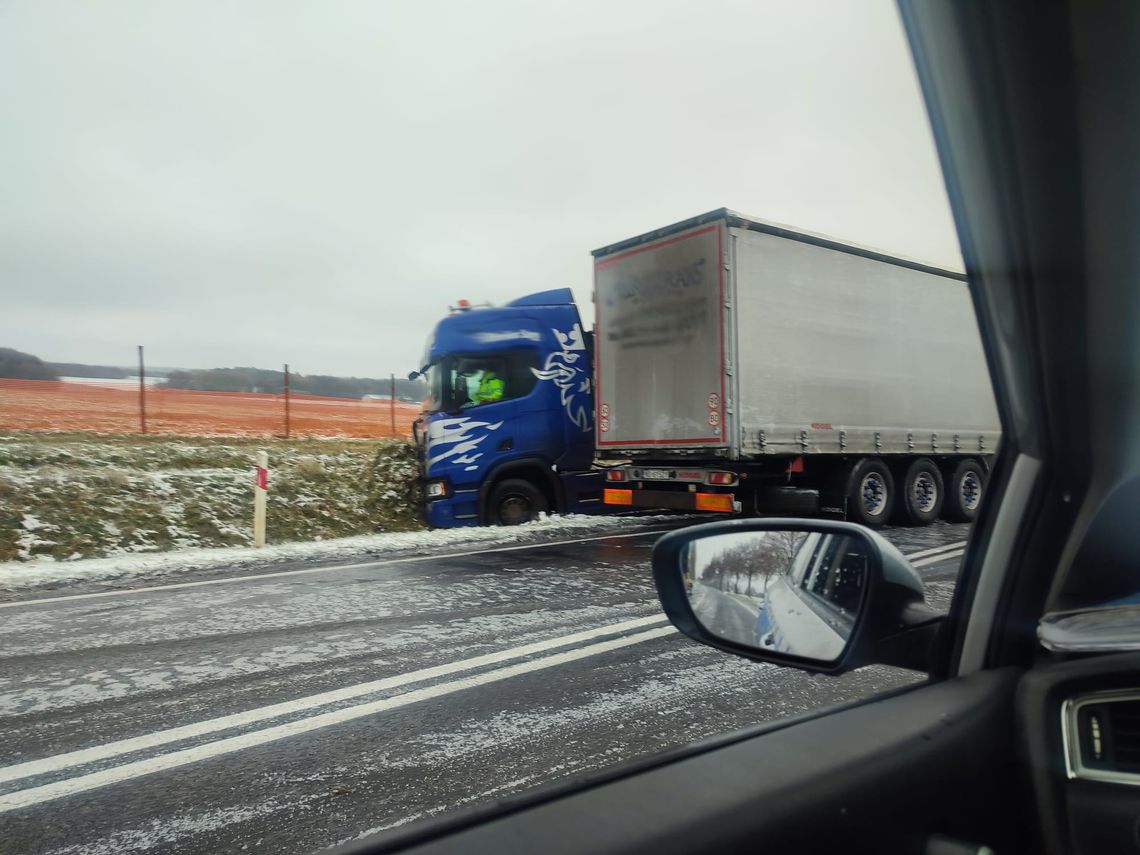 Uwaga gołoledź! Lodowisko na drogach. Gdzie jest najgorzej w regionie?